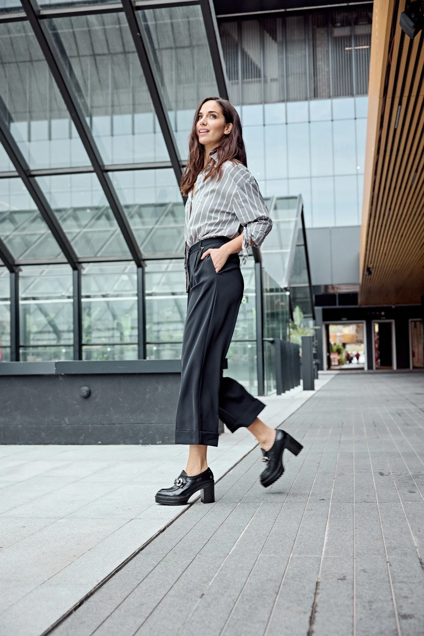 ZAPATO TACON OLIVIA BRANCH NEGRO - Image 6