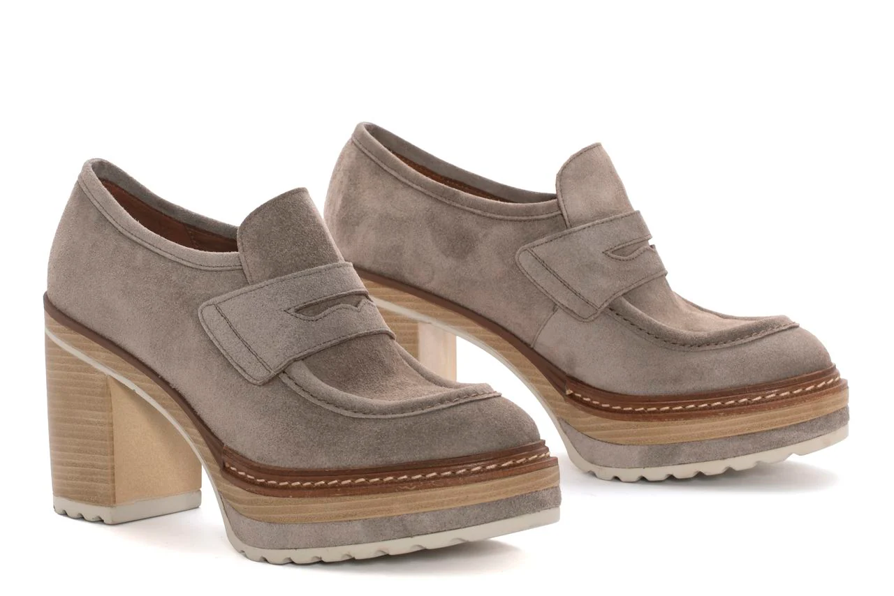 ZAPATO TACON OLIVIA VELOUR TOPO - Image 3