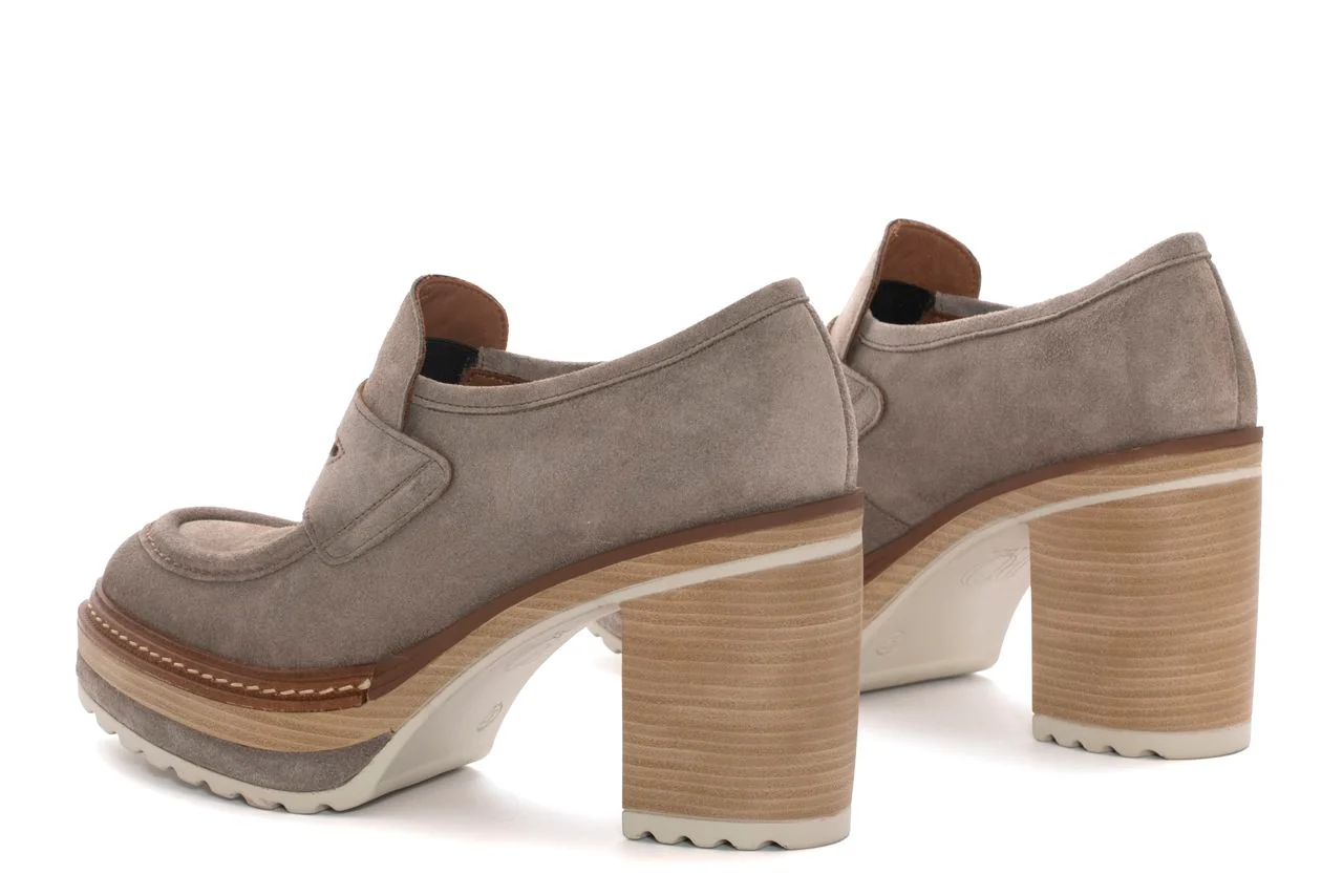 ZAPATO TACON OLIVIA VELOUR TOPO - Image 4