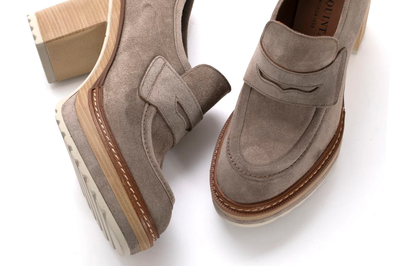 ZAPATO TACON OLIVIA VELOUR TOPO - Image 5